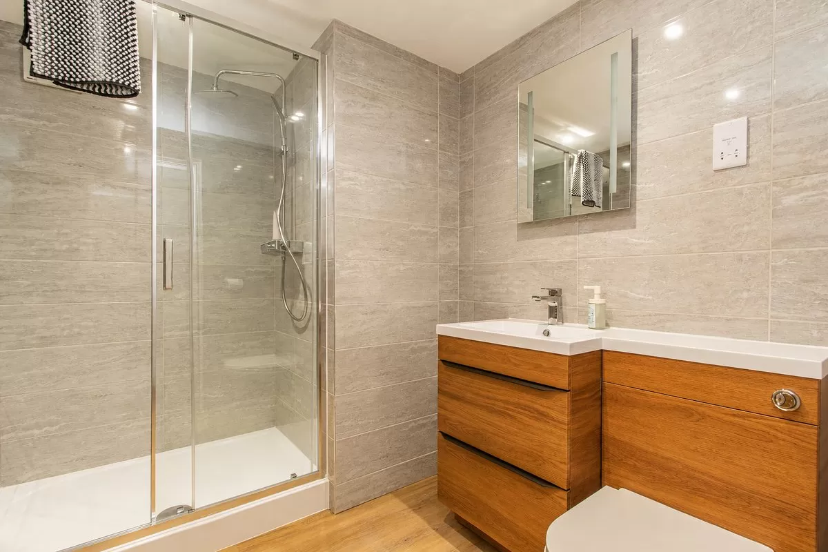 Modern en-suite bathroom